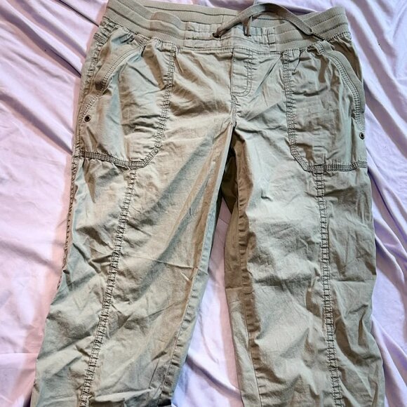 TWO pairs Caffe Marrakesh Cargo Capri Pants -1 Light Green & 1 Khaki Tan SIZE 6 - Picture 2 of 13